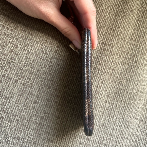 Louis Vuitton key pouch - Picture 5 of 9